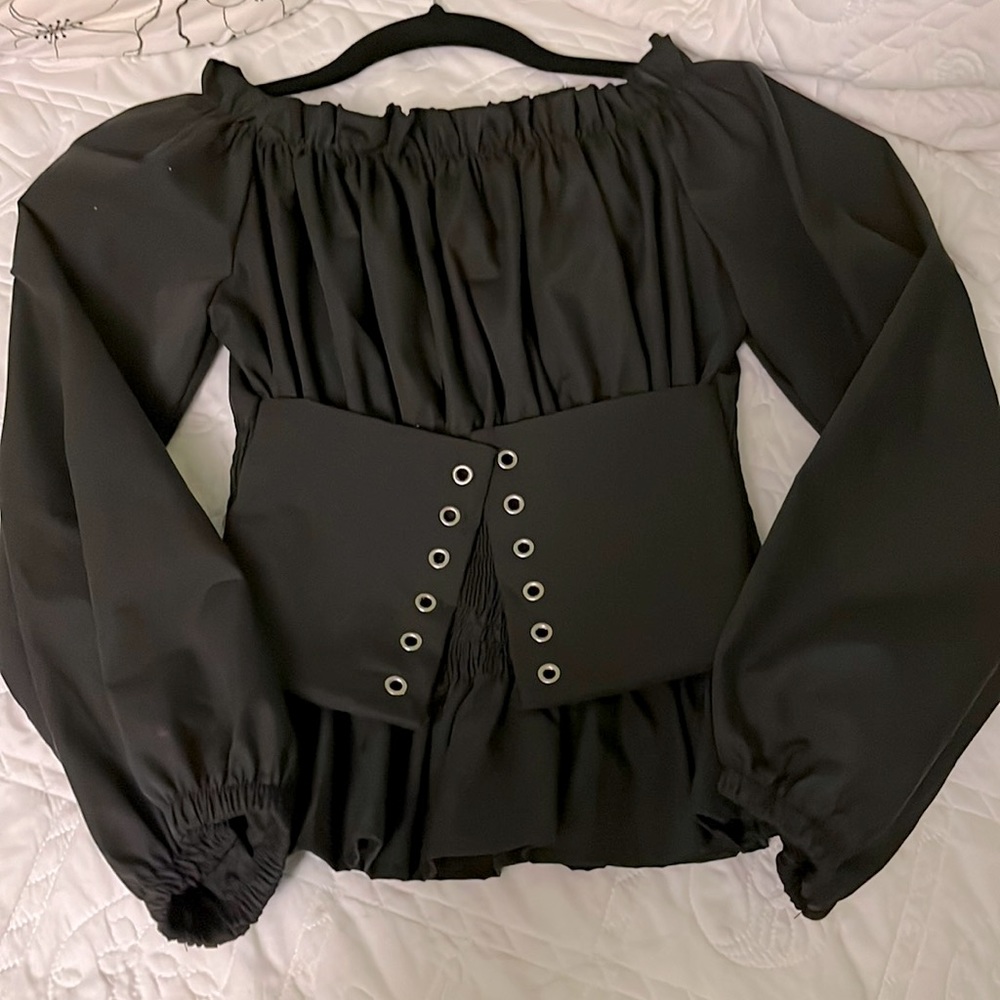 💰Black peasant top. Front lace missing!